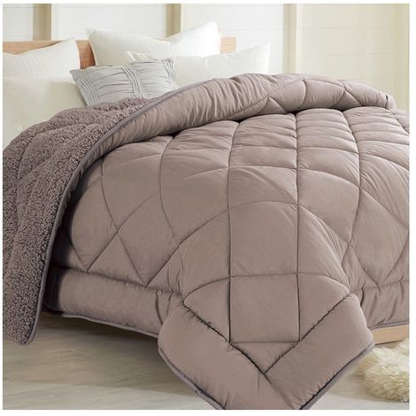 Couette Alaska 240x260cm Toute saison Nomade & Compacte Effet Cocooning Soyeux et ultra doux Chocolat (1/4)