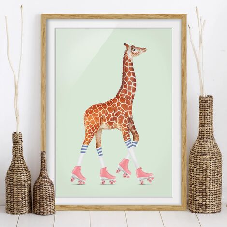 Bild mit Rahmen - Jonas Loose - Giraffe mit Rollschuhen Größe HxB: 24cm x  18cm, Rahmen: Eiche
