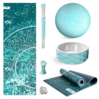 Kit de 6 accessoires KITWELL-600 bleu pour yoga et pilates. Enseble d'articles qui comprend tapis ethnique, wheel yoga, rouleau de massage, ballon gym, rouleau massage pieds et sangle - FITFIU Fitness
