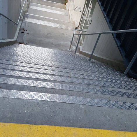 Nez de marche strié pour escalier Mayol - Longueur 1000mm - 040316/10