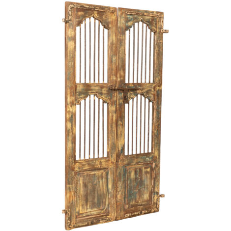 Puerta corredera medieval antigua interior o exterior de madera maciza y hierro
