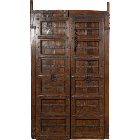 Puerta corredera medieval antigua interior o exterior de madera maciza y hierro