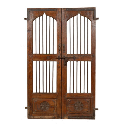 Puerta corredera medieval antigua interior o exterior de madera maciza y hierro