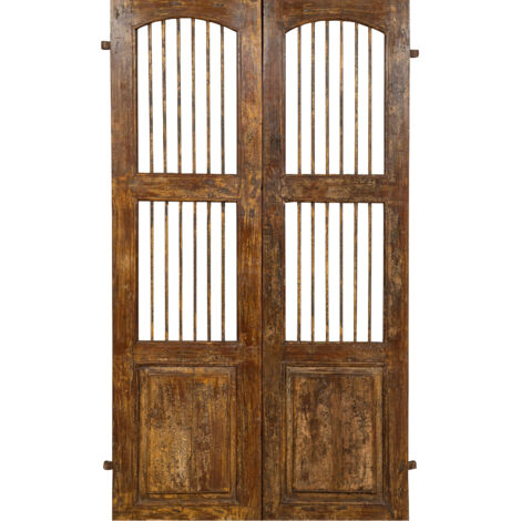 Puerta corredera medieval antigua interior o exterior de madera maciza y hierro