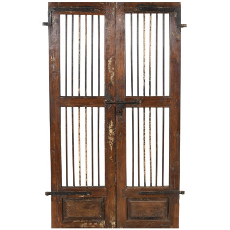 Puerta corredera medieval antigua interior o exterior de madera maciza y hierro