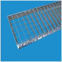 Commentfer – Marche caillebotis acier galvanisé 700 x 240 mm – Antidérapante pour escaliers industriels – Haute résistance mécanique – Fixations faciles