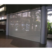 Rideau métallique microperforé motorisé 220V – Dimensions L3.9m x H2.94m – Installation rapide avec coffre alu brut et serrure