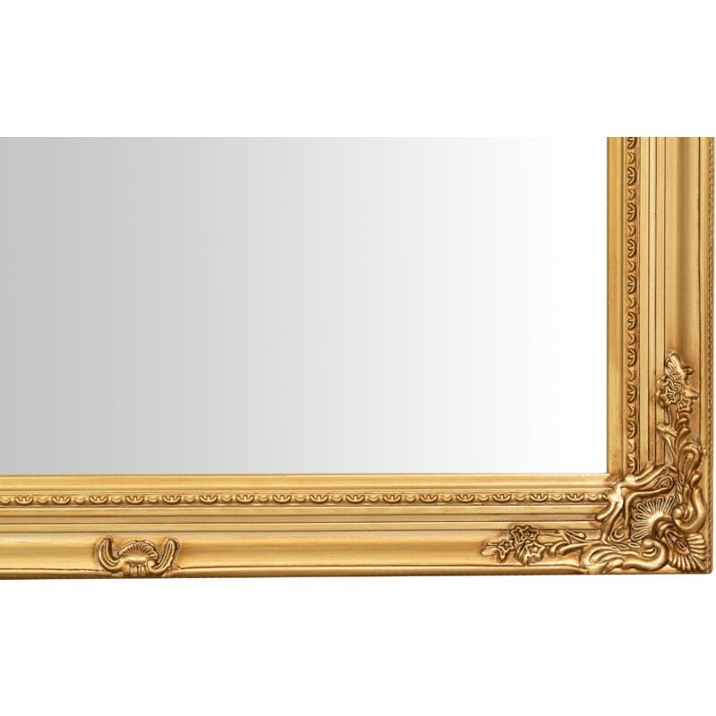 Badezimmer-Wandspiegel. Vertikaler horizontaler rechteckiger Spiegel.  Langer Hängespiegel mit goldenem Holzrahmen im Barockstil
