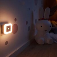 Luz nocturna con sensor de movimiento LED, Set de 2 Lámparas 65x65x30mm, Luz de enchufe para Niños, Ideal para Dormitorio Pasillo Baño Habitación de Bebé Cocina Garaje