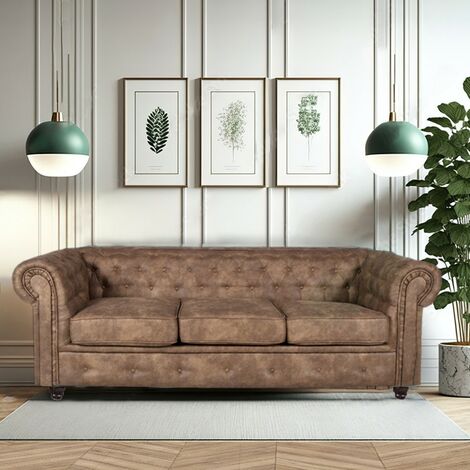 Le Quai Des Affaires – Canapé Chesterfield 3 places marron vieilli – Revêtement effet cuir – Dimensions 213x85x72 cm – 3 coussins amovibles