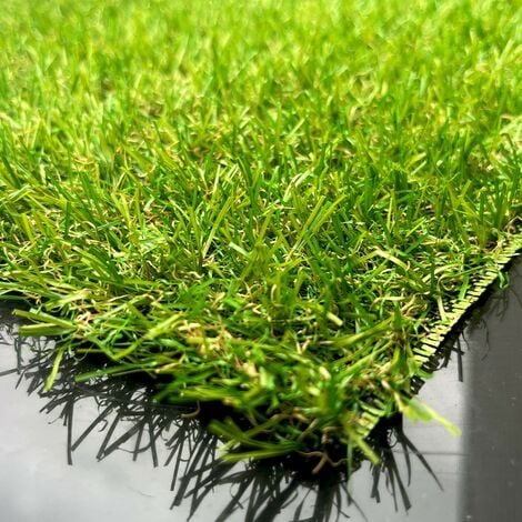 Tapis d'herbe verte synthétique 22 mm faux prato dans le jardin Rotolo