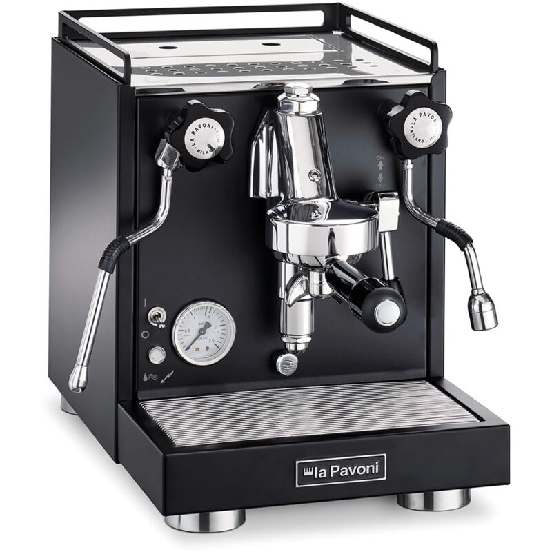 Bouilloire En Acier Et Aéropresse Sur Une Tasse En Métal Sur Une