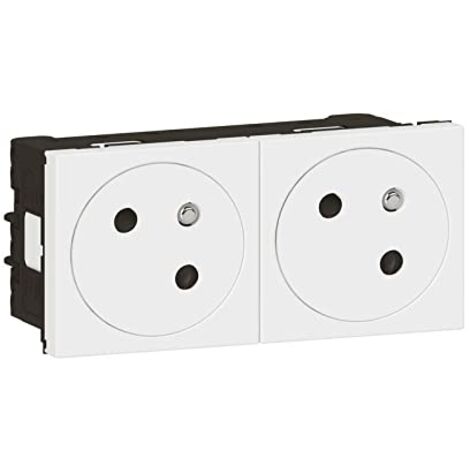 Legrand – Prise de courant complète 2P+T 77142L – Surface blanche – Indice de protection IP40 – Connexion latérale à 45° – Pour installations électriques