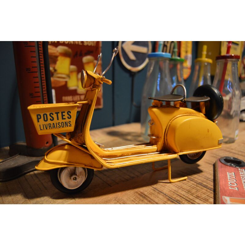 Miniature Scooter Vespa Métal : Modèle Jaune à Fleurs, L 17 cm