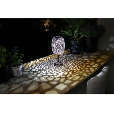 Lampe de table solaire rétro en métal ajouré, éclats d’ombre élégants pour 8 h d’ambiance douce (1/7)