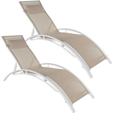 2 Transats ergonomiques acier beige. Une détente ultimes près de la piscine ou dans le jardin (1/5)