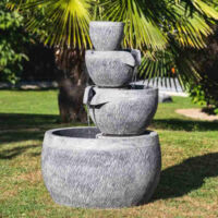 Wanda Collection – Fontaine de jardin ronde 1.10m – 4 coupes en ciment armé – Résistante au gel – Pompe électrique 30W – Débit 1600 l/h