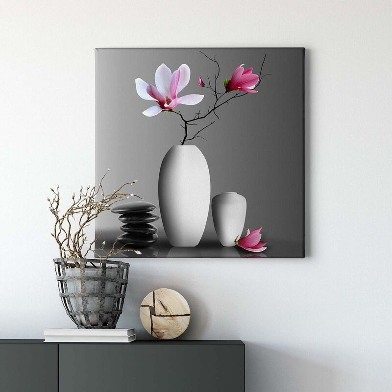 Badezimmer und Flur Bild mit Magnolie | Leinwand Bild mit Blume in Vase in  Grau und Pink | Wellness Wandbild mit Steinen und Blüten - 0,5 x 0,5 m