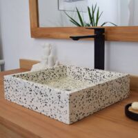 Vasque à poser carrée en terrazzo crème – Dimensions 40x40x10 cm – Percement normes Européennes – Pour plan vasque noir – Ocean Line