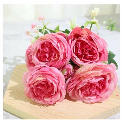 Perle rare Mariage tenant de fausses fleurs bouquet de roses salon  simulation de décoration de la