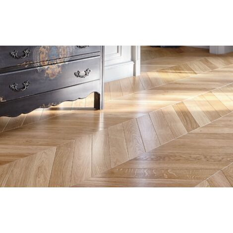 Parquet massif chêne Point de Hongrie – Finition vernis mat – Largeur 90 mm – Épaisseur 22 mm – Pose collée ou clouée