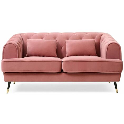 Un canapé en velours noir dans un appartement rose