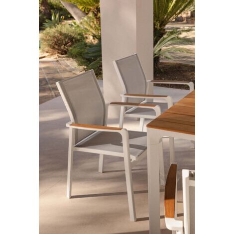 2 Stapelbare Rattanstühle Mit Armlehnen – Perfekt Für Garten, Terrasse & Feuerstelle