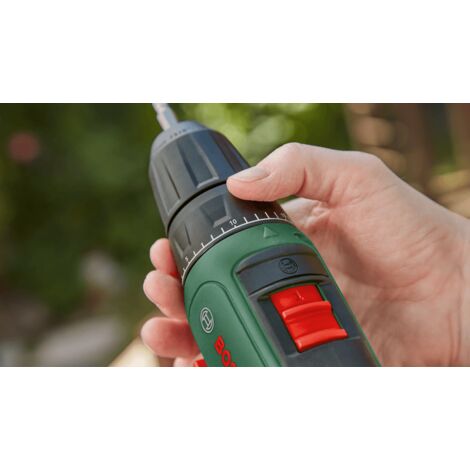 Bosch Akkuschrauber UniversalDrill 18V + 51tlg. Zubehör Set (2 Akku, 18 Volt System, SchraubØ in Holz 30 mm)