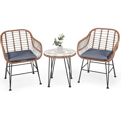 GOPLUS Set Tavolo e Sedie da Giardino, 3 Pezzi da 2 Poltrone in Rattan e Tavolino in Vetro, con cuscino comodo, Eccellente Stabilità, per Giardino, Balcone, Bordo Piscina