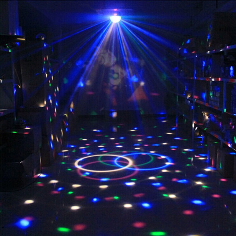 Boule Disco Dans Une Boîte Nuit Aux Lumières Bleues Violettes