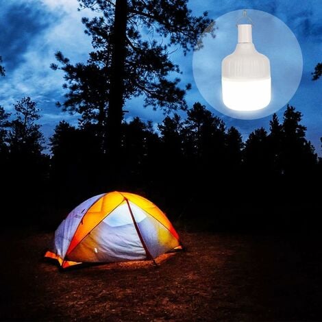 Un Camping-car Dans Une Forêt Sombre Avec Des Lumières à L
