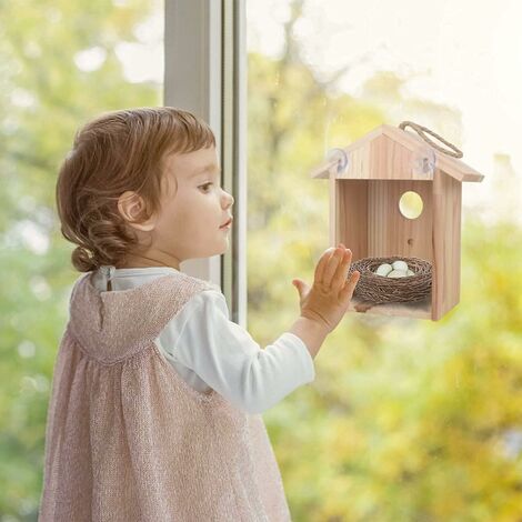 Petite Maison D'oiseau En Bois Accroché à Une Branche D'arbre à  L'extérieur.