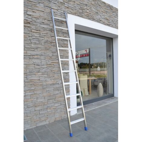 scala singola con gradino largo 15 gradini - h. 4,40 mt