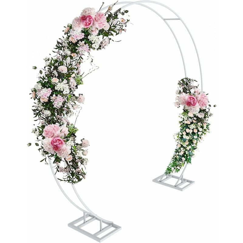 matrimonio arco rotondo in legno con fiori sul molo Foto stock - Alamy
