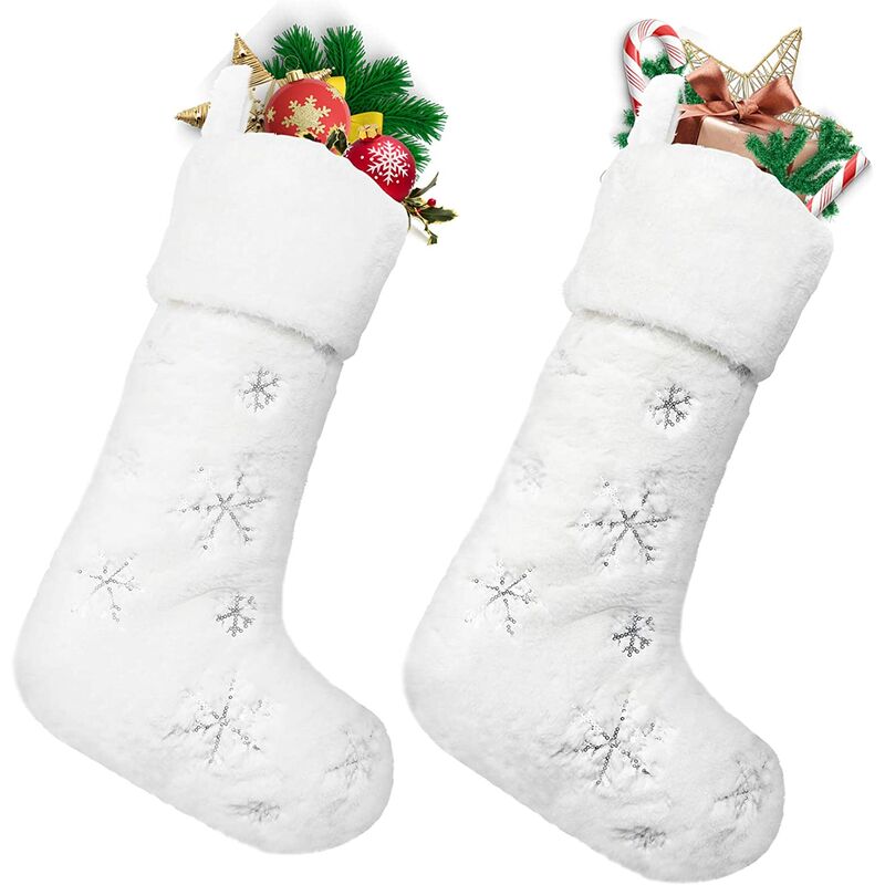 2 calcetines navideños blancos con diseño de copos de nieve y puños de piel sintética para la decoración del árbol de Navidad.