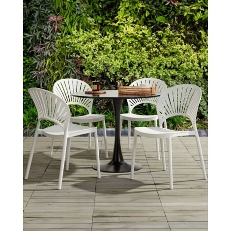 4 plastic garden chairs