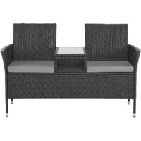 Svita – Banc de jardin en poly rotin noir – 2 places avec coussins gris – Dimensions 134 x 62 x 84 cm – Table basse en verre trempé