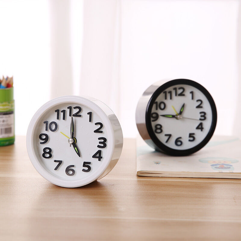 Reloj despertador analógico pequeño con pilas, reloj de viaje, relojes de  noche Slient para dormitorios, baño, estantes, escritorio, color blanco