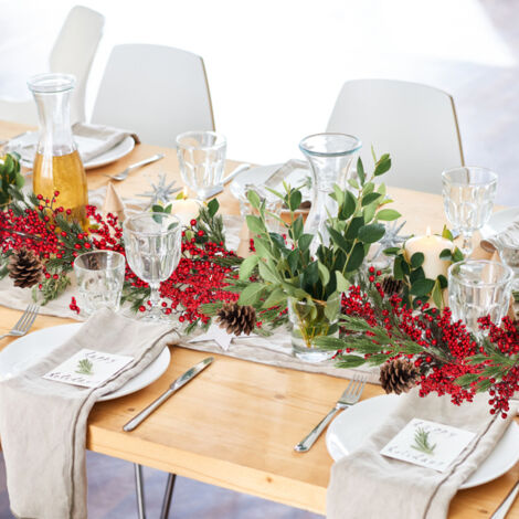 SWANEW Guirlande De Noël 1,8 M - Épicéa Artificiel Avec Baies Rouges Pour Une Décoration Festive