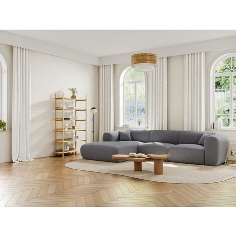 Amplio Salón Con Un Gran Sofá Esquinero Blanco Y Mueble De
