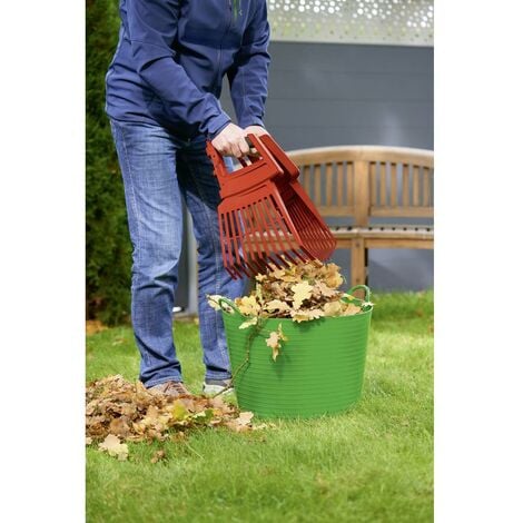 Manutenzione del giardino, pulizia, attrezzi, rastrello, grande