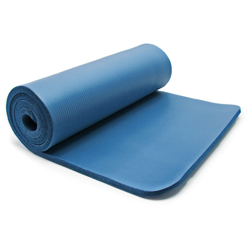 Esterilla de yoga aislada sobre fondo blanco. colchoneta de gimnasia azul.