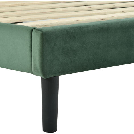 Couverture Verte Sur Le Tabouret Près Du Lit Dans La Chambre à Coucher Dans  Le Style Scandinave