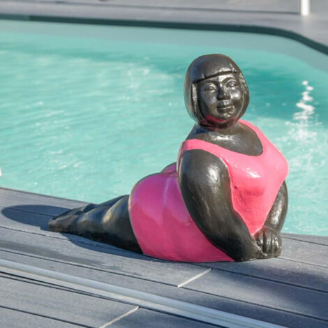 Estatua contemporánea mujer posición yoga fucsia