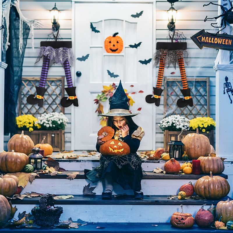 Fille Dans Un Costume De Sorcière Avec Une Baguette Magique Pour Halloween  à L'automne Parc