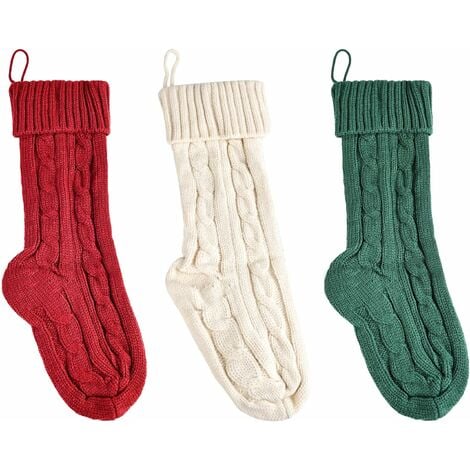 des chaussettes colorées tricotées à la main sont accrochées au