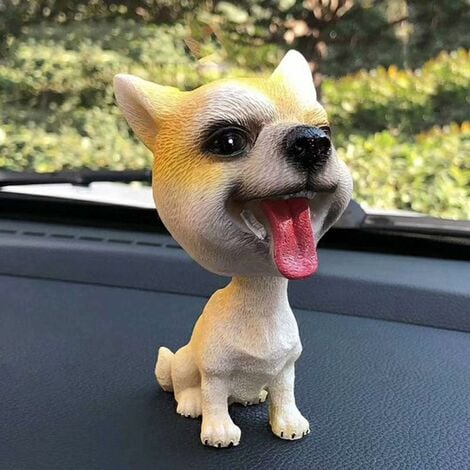 Kreative Autodekoration, süßer gelber Hund, Bulldogge, der seinen