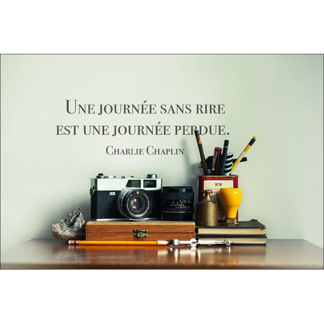 Autocollant décoratif 68 cm X 24 cm, Citation Charlie Chaplin: Une journée sans rire est une journée perdue - Sticker mural décoratif