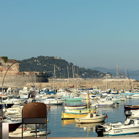 Papier peint intissé 270 cm X 250 cm - Vue du port avec navires et fortifications en pierre du Sud (1/5)