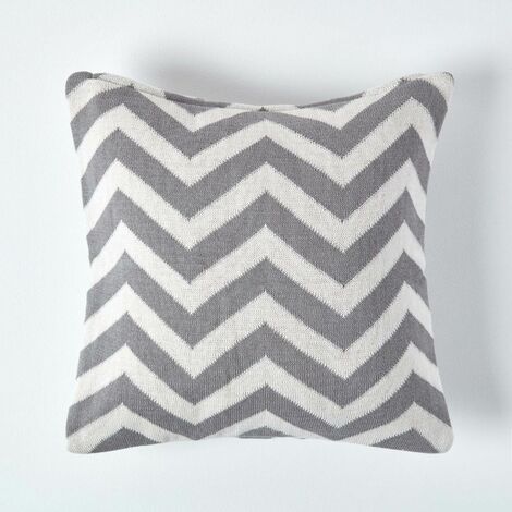 HOMESCAPES Kissenbezug mit Chevron-Muster in Grau und Creme, 45 x 45 cm